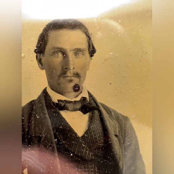 Antique Ambrotype Photo of Male with Blue Eyes - Picture 3 of 6